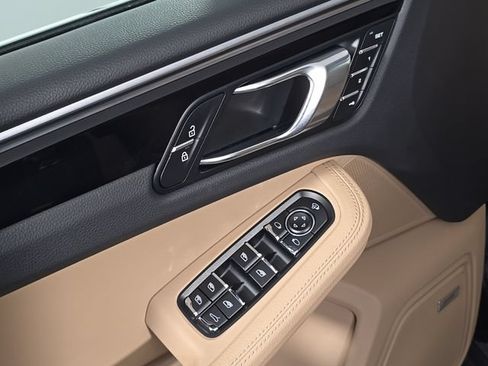 Certified 2022 Porsche Macan AWD/4WD image 16