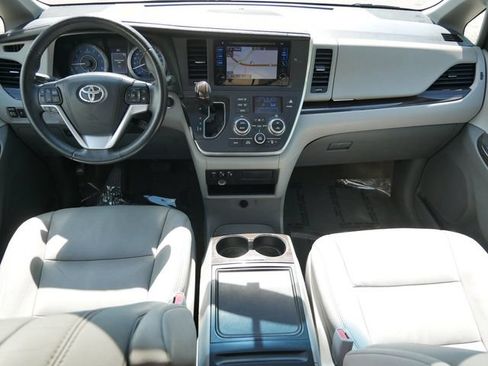 Used 2017 Toyota Sienna XLE FWD image 12