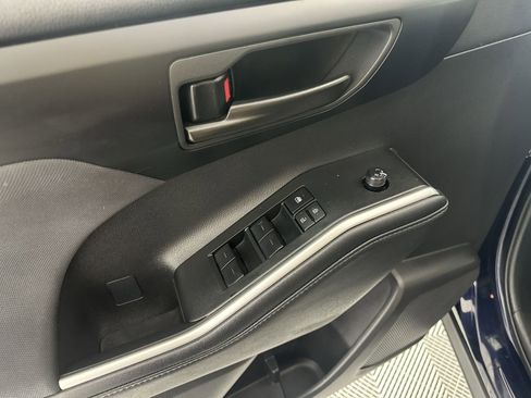Used 2025 Toyota Highlander LE FWD image 13