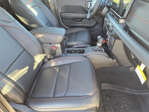 Used 2025 Jeep Wrangler Unlimited Rubicon w/ Technology Group image 16