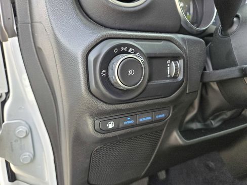 Used 2023 Jeep Wrangler Unlimited Sahara AWD/4WD image 16