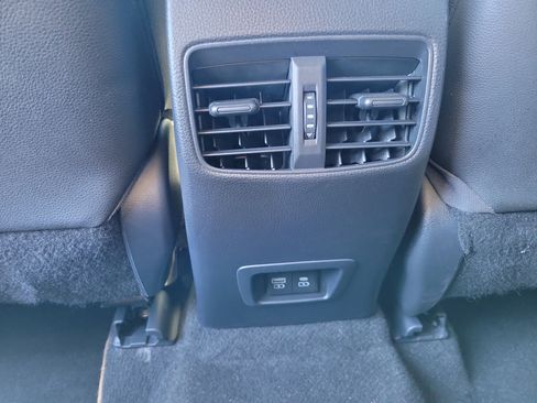 Used 2022 Toyota Corolla Cross XLE image 15