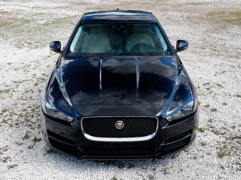Used 2018 Jaguar XE Premium RWD image 17