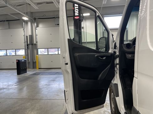 Used 2019 Mercedes-Benz Sprinter 144 image 27