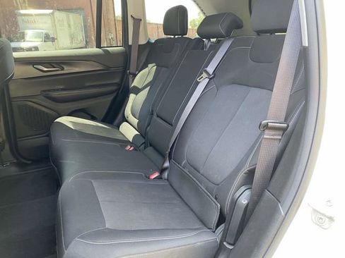 Used 2023 Jeep Grand Cherokee Laredo AWD/4WD image 6