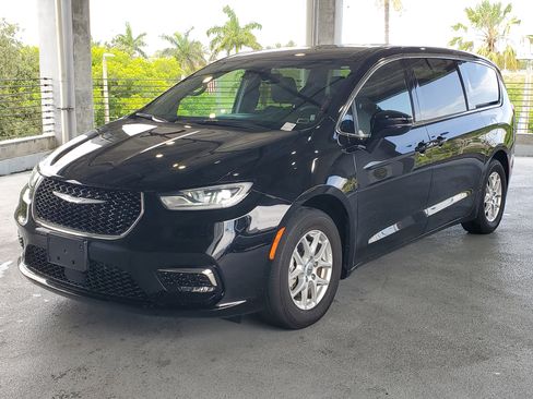 Used 2025 Chrysler Pacifica Select FWD image 4