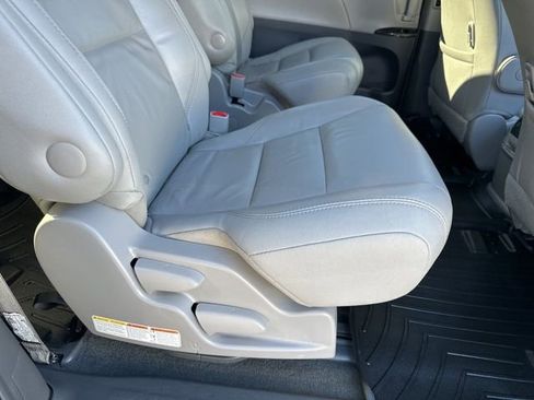 Used 2017 Toyota Sienna XLE Premium image 33