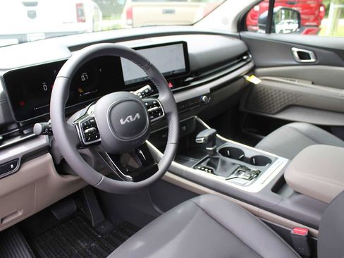 New 2025 Kia Carnival EX image 29