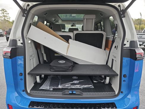 Used 2025 Volkswagen ID. Buzz 1st Edition image 12