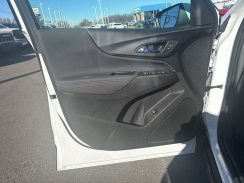 Used 2022 Chevrolet Equinox RS w/ Infotainment Package image 9