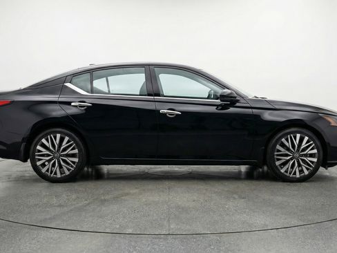 Used 2025 Nissan Altima 2.5 SV image 11