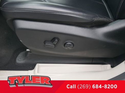 Used 2023 Chrysler Pacifica Touring-L FWD image 24