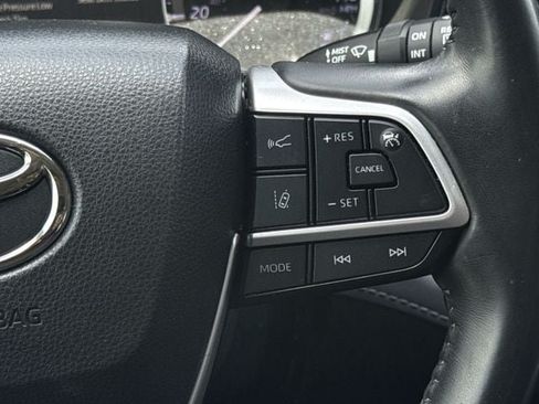 Used 2023 Toyota Highlander LE FWD image 15