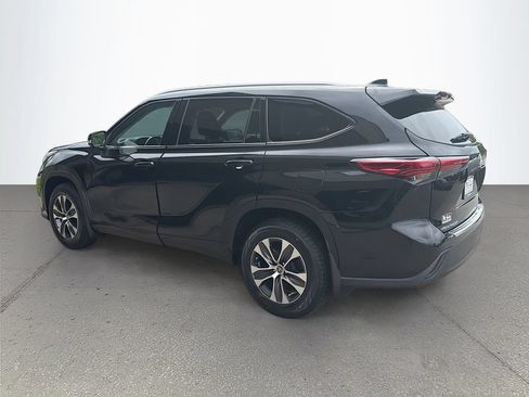 Used 2022 Toyota Highlander XLE AWD/4WD image 6