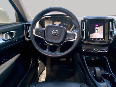 Used 2022 Volvo XC40 T5 Momentum AWD/4WD image 6