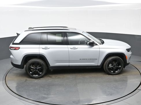 Used 2023 Jeep Grand Cherokee Altitude image 38