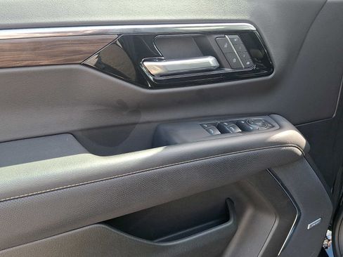 Used 2025 Chevrolet Suburban Premier AWD/4WD image 13