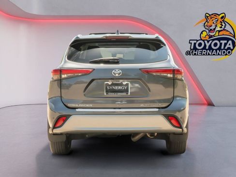 Used 2023 Toyota Highlander Platinum AWD/4WD image 6