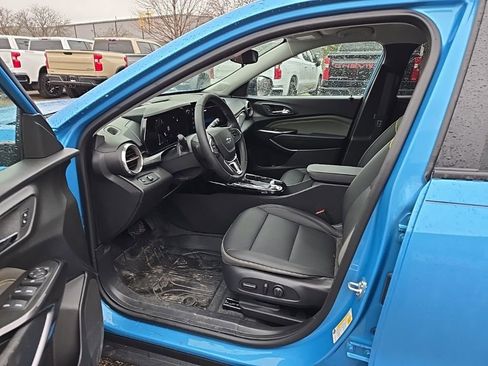Used 2025 Chevrolet Trax ACTIV FWD image 9