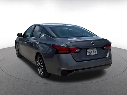 Used 2025 Nissan Altima 2.5 SV FWD image 10