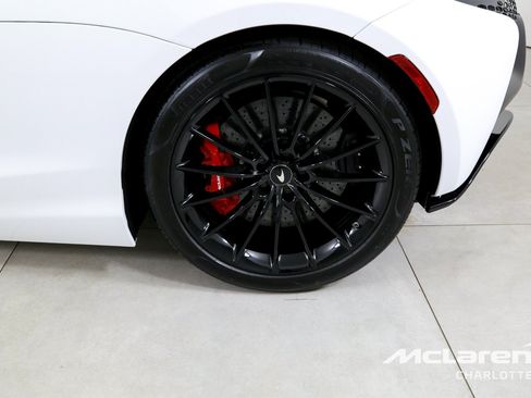 Used 2025 McLaren Artura RWD image 28