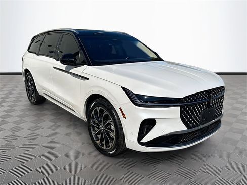 Used 2024 Lincoln Nautilus Reserve image 4