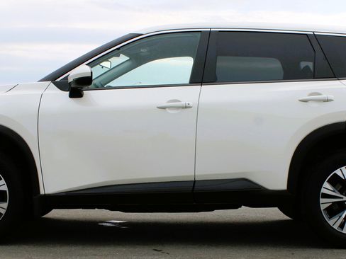 Used 2023 Nissan Rogue SV image 9