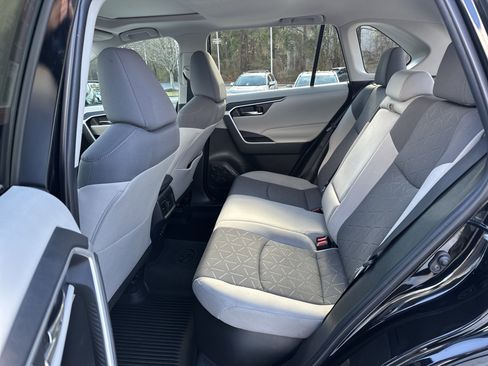 Used 2021 Toyota RAV4 XLE image 31