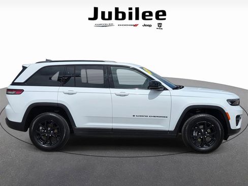 Used 2025 Jeep Grand Cherokee Altitude AWD/4WD image 37