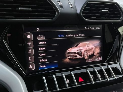 Used 2021 Lamborghini Urus AWD/4WD image 35