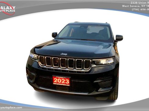 Used 2023 Jeep Grand Cherokee Laredo w/ Luxury Tech Group I AWD/4WD image 2
