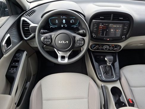 Used 2025 Kia Soul LX w/ LX Technology Package FWD image 23