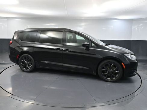 Used 2019 Chrysler Pacifica Touring-L Plus w/ Advanced Safetytec Group image 3
