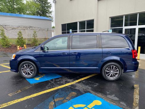 Used 2017 Dodge Grand Caravan SXT w/ Rear Park Assist Package FWD image 14
