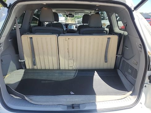 Used 2017 Toyota Highlander XLE w/ Carpet Mat Package FWD image 11