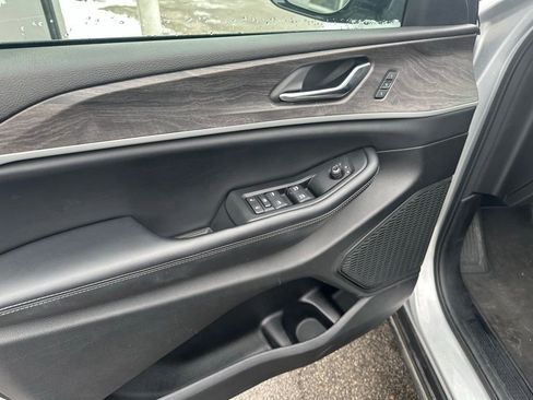 Used 2024 Jeep Grand Cherokee L Limited w/ Luxury Tech Group II image 10