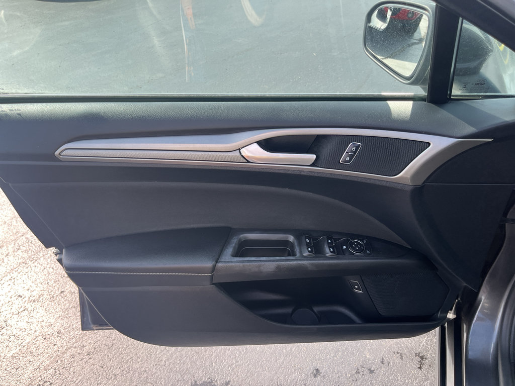 Used 2018 Ford Fusion SE FWD image 12