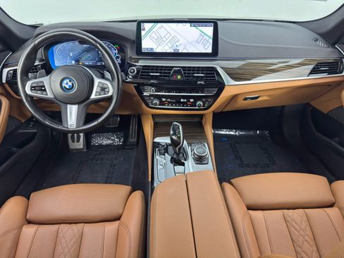 Used 2022 BMW 530e w/ Premium Package image 12