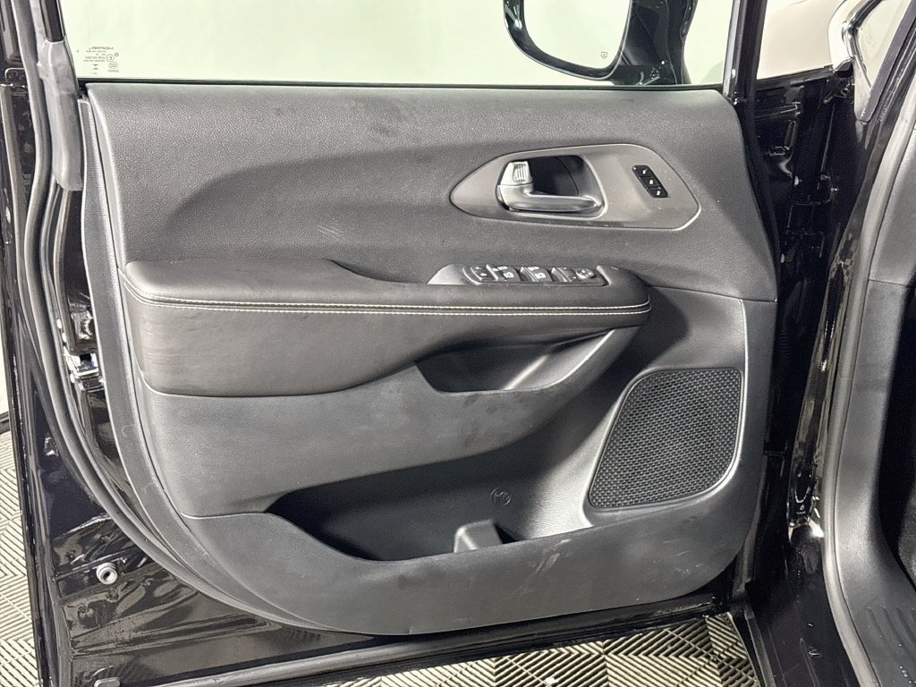 New 2026 Chrysler Pacifica Select AWD/4WD image 10