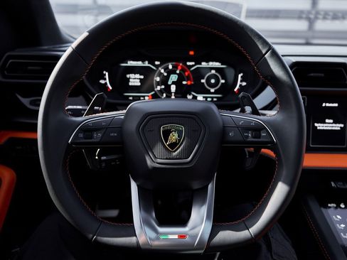 Used 2025 Lamborghini Urus SE image 58