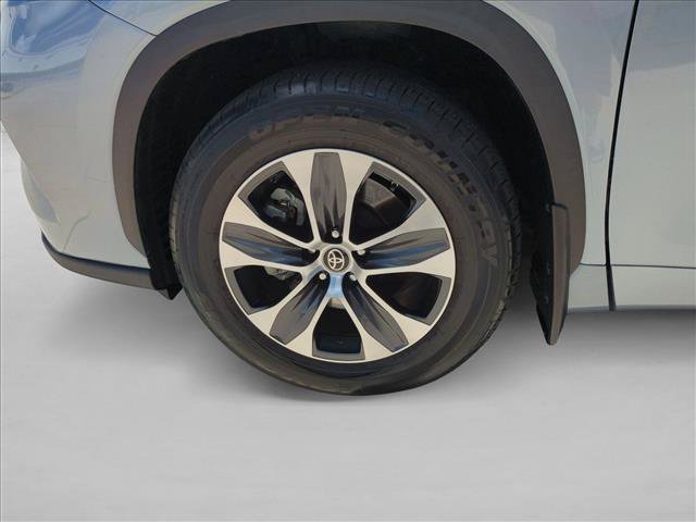Used 2023 Toyota Highlander XLE FWD image 24