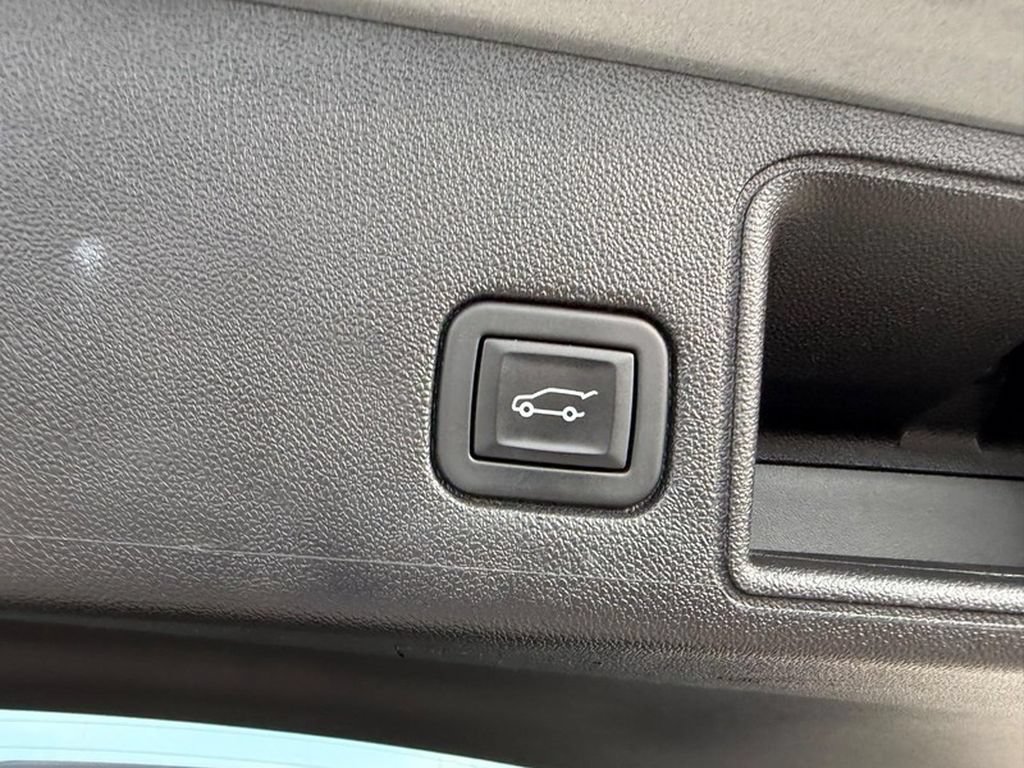 Used 2023 GMC Terrain SLE w/ Driver Convenience Package FWD image 5