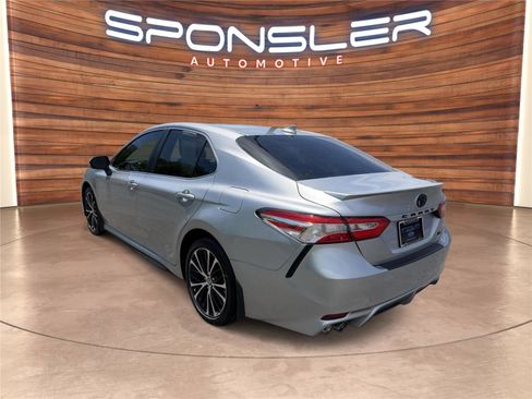 Used 2020 Toyota Camry SE w/ Convenience Package FWD image 3
