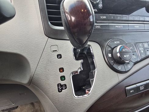 Used 2014 Toyota Sienna XLE image 17