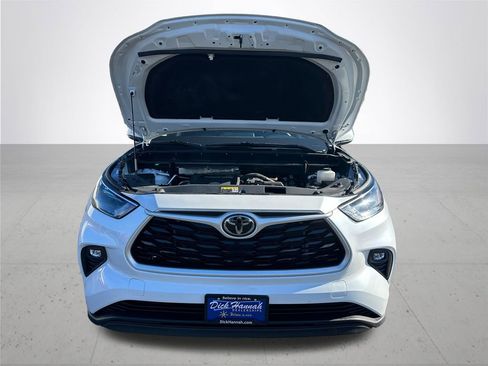 Used 2023 Toyota Highlander XLE image 4