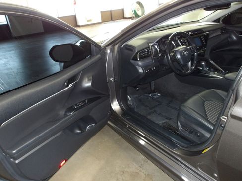 Used 2020 Toyota Camry SE w/ Convenience Package FWD image 8