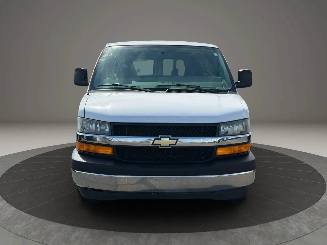 Used 2018 Chevrolet Express 2500 w/ Driver Convenience Package RWD image 9