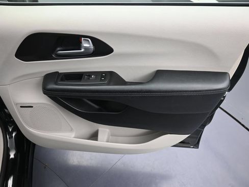 Used 2020 Chrysler Pacifica Limited FWD image 32