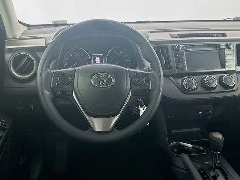 Used 2018 Toyota RAV4 LE FWD image 17
