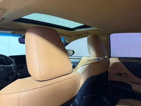 Used 2024 Lexus ES 300h w/ Premium Package FWD image 24